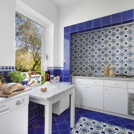 Sleeps 9 Pool Air Con Wifi * Torca