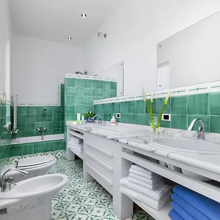 Sleeps 9 Pool Air Con Wifi * Torca