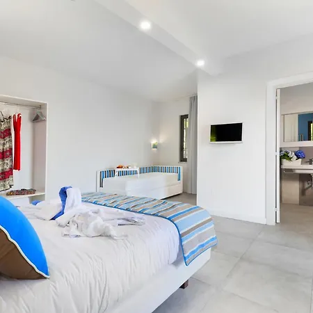 Sleeps 9 Pool Air Con Wifi Torca