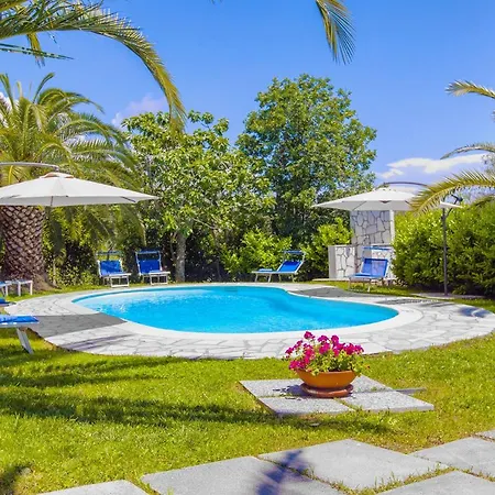 Sleeps 9 Pool Air Con Wifi Torca